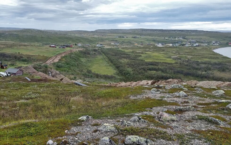 Det ble gjort skader på i alt tre gamle boplasser langs traseen som ble gravd ut fra Karlebotn mot Sirdagohppe sist sommer.
 Foto: Finnmark fylkeskommune