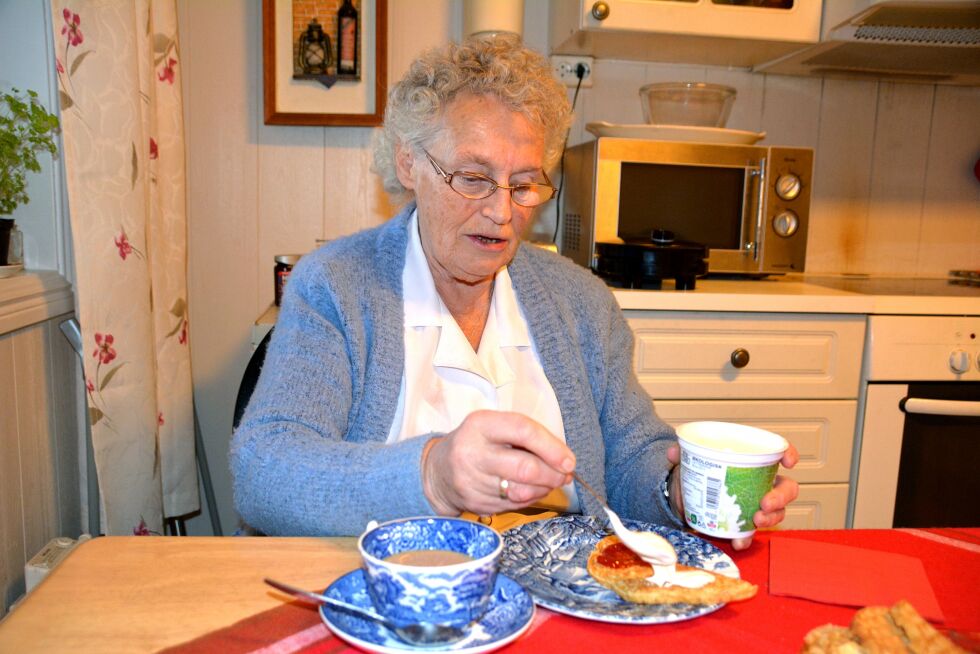 Laila Jernsletten har store kunnskaper om FeFo og retten til land og vann i Finnmark, som hun gjerne deler med Ságat over en kopp kaffe og nystekte vafler.
 Foto: Elin Margrethe Wersland
