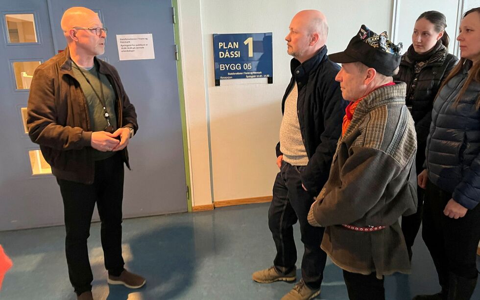 Her får før­s­te­ama­nu­en­sis Án­de Som­by, ju­rist In­ger Marie Holm, ju­rist Ka­ro­li­ne Sjø­strand og Kvaløya-be­bo­er Simon Olsen som støt­ter Per Kit­ti, be­skjed av statsforvalterens kommunikasjonsleder Jan Har­ald To­mas­sen (til venstre) om å for­la­te fyl­kes­hu­set der na­bo­ene til Per Kit­ti skal ha et møte med statsforvalteren ut­en ham til ste­de.
 Foto: Elin M. Wersland