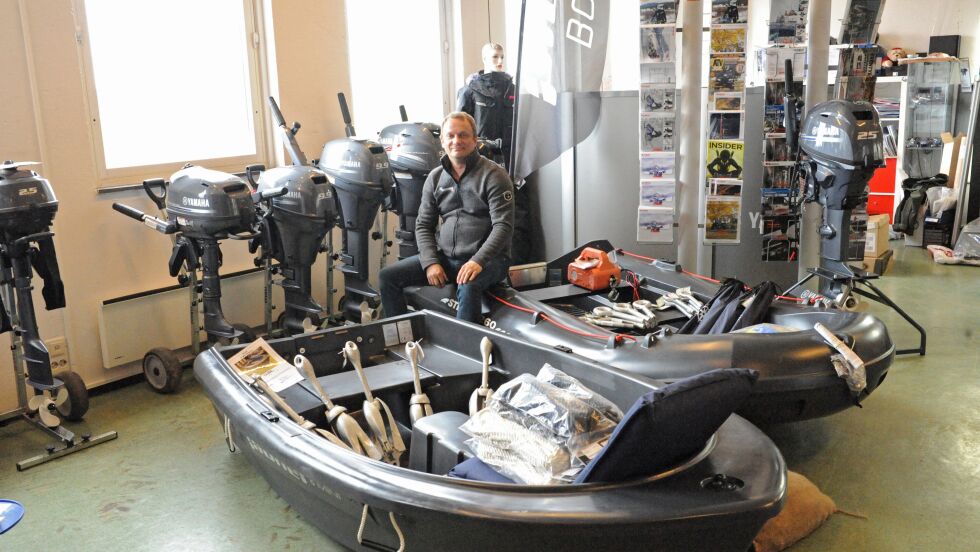 På vinteren går det i sneskuter, men nå er sesongen inne for båtsalg. Daglig leder Frode Fossum Nilsen melder om stor interesse for båt i Porsanger.
 Foto: Hannah Persen