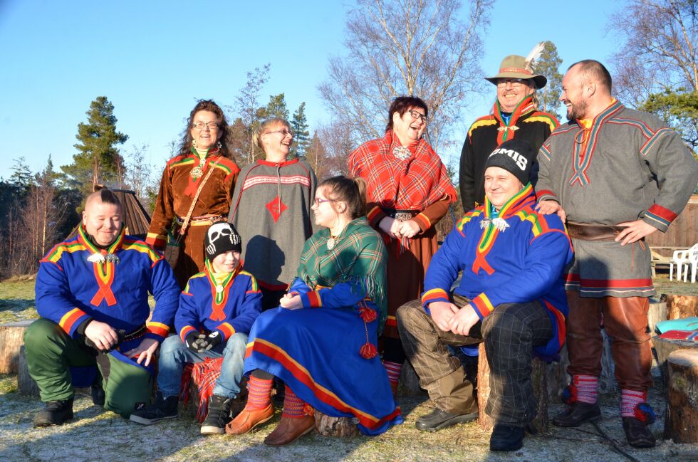 Samene Kvernmo, Olafsen, Viktil og Mikkel Gaup til høyre utenfor storgammen på Frosta.
 Foto: Kjell Arnfinn Aune
