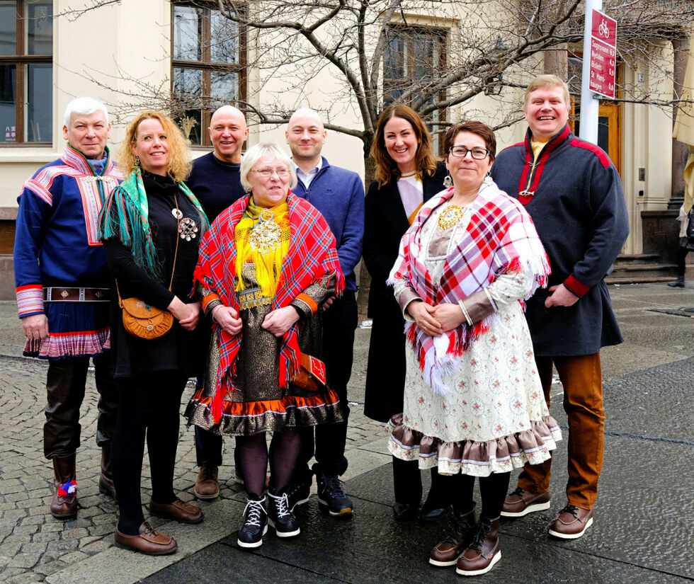 Arbeiderpartiets sametingsgruppe og kunnskapsminister Tonje Brenna. Brenna titter frem som nummer tre fra høyre.
 Foto: Pressefoto