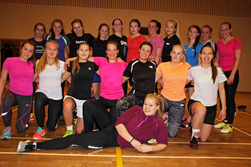 Jentene i Polarstjernen fikk en tøff treningsøkt sammen med Signe Marie Fidje Store (foran).
 Foto: Torbjørn Ittelin