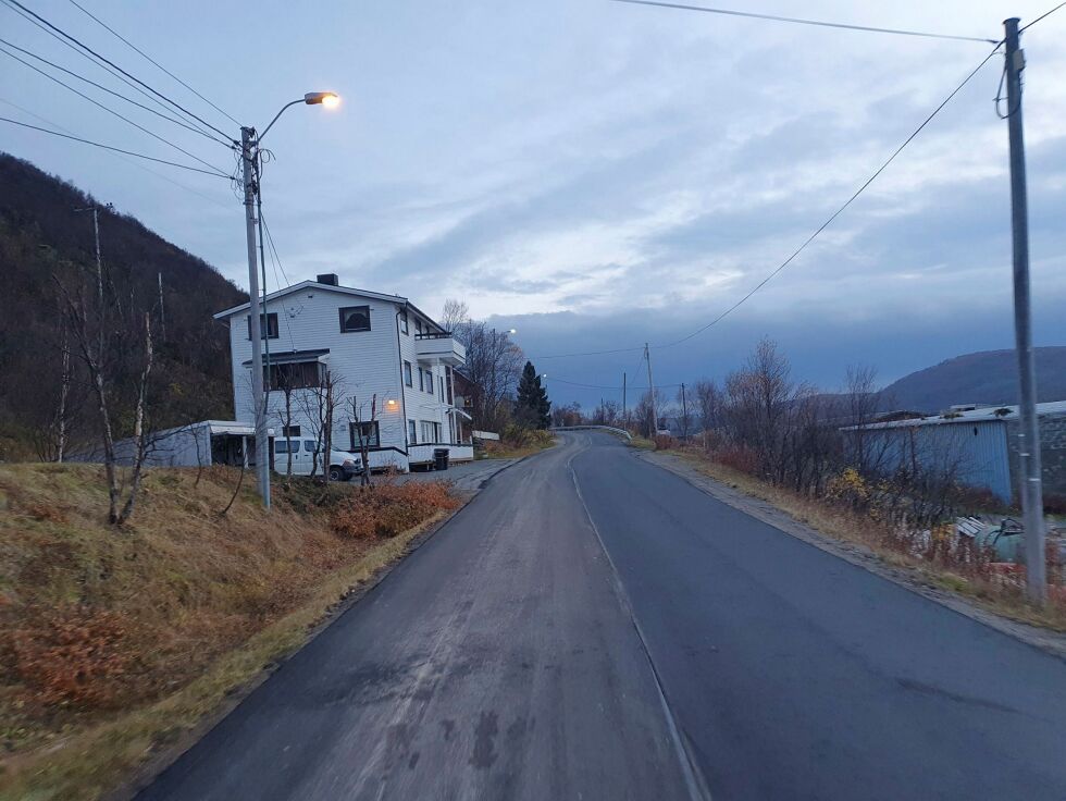 Den 3. oktober fikk endelig veien ned til Smalfjord kai 1.100 meter ny asfalt. Det er over 40 år siden det ble lagt ottadekke ned til tettstedet i Smalfjorden.
 Foto: Tom Hardy