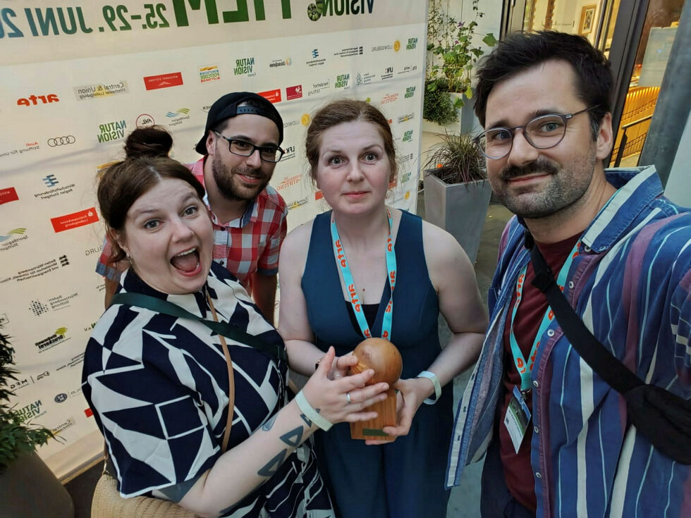 Musiker Tatjana Uscakowa, co-produsent Nico Gerspacher, filmskaper Wera Uschakowa og fotograf Gunnar Rossow kan fornøyd konstatere at de har fått filmpris for naturfilmen sin på filmfestvalen NaturVision i Stuttgart i Tyskland.
 Foto: Privat