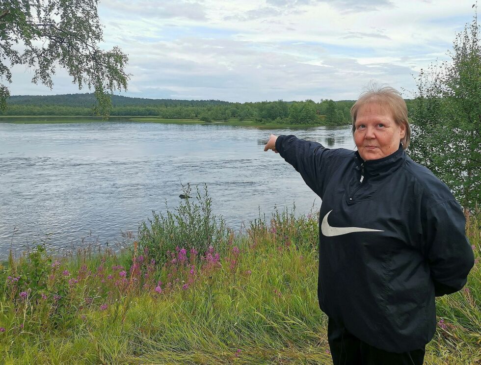 Hei­di Sonjasdatter Ran­da pe­ker over mot russ­isk side, der bjørne­dra­ma­et ut­spant seg 100 me­ter unna.
 Foto: Yngve Beddari
