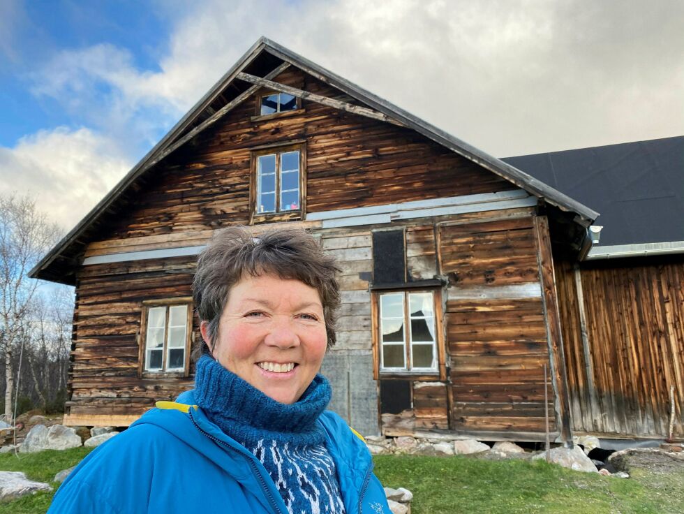 Trude Sild­nes fø­ler seg sik­ker på at ol­de­for­eld­re­ne på morssida ville vært stol­te og gla­de om de had­de visst hva hun og ek­te­man­nen Gjer­mund har star­ta opp med på Smukgården.
 Foto: Hallgeir Henriksen
