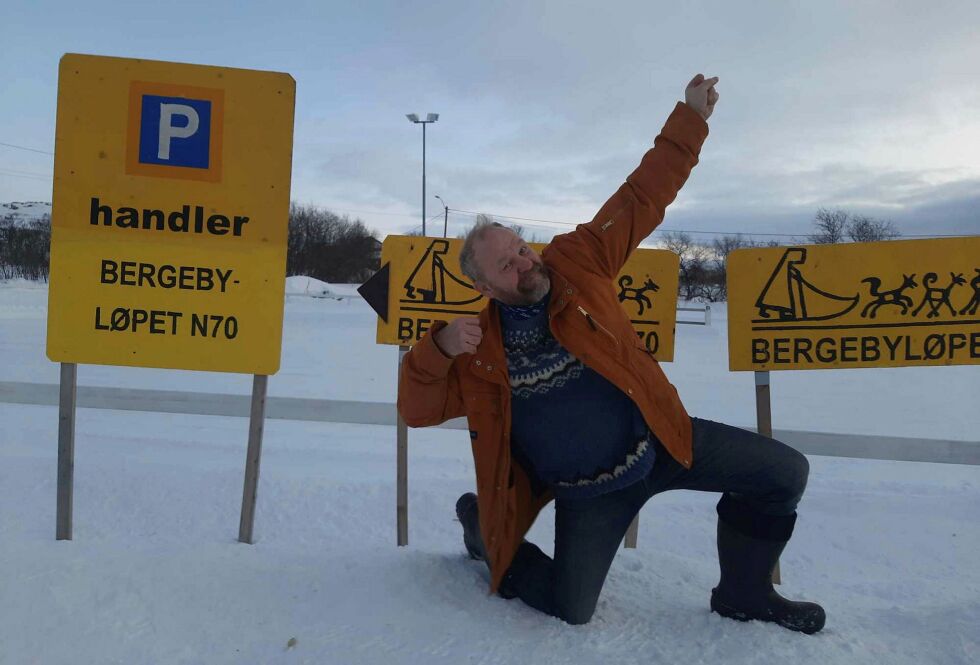 Ringreven Roger Persson er som vanlig sentral under Bergebyløpet. Her har han gjort klar skiltingen ved Barnengen gård ovenfor Vadsø.
 Foto: Privat