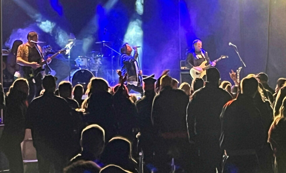 Publikum var som vanlig helt med når Intrigue dro opp stemningen fra scenen lørdag kveld.
 Foto: Privat