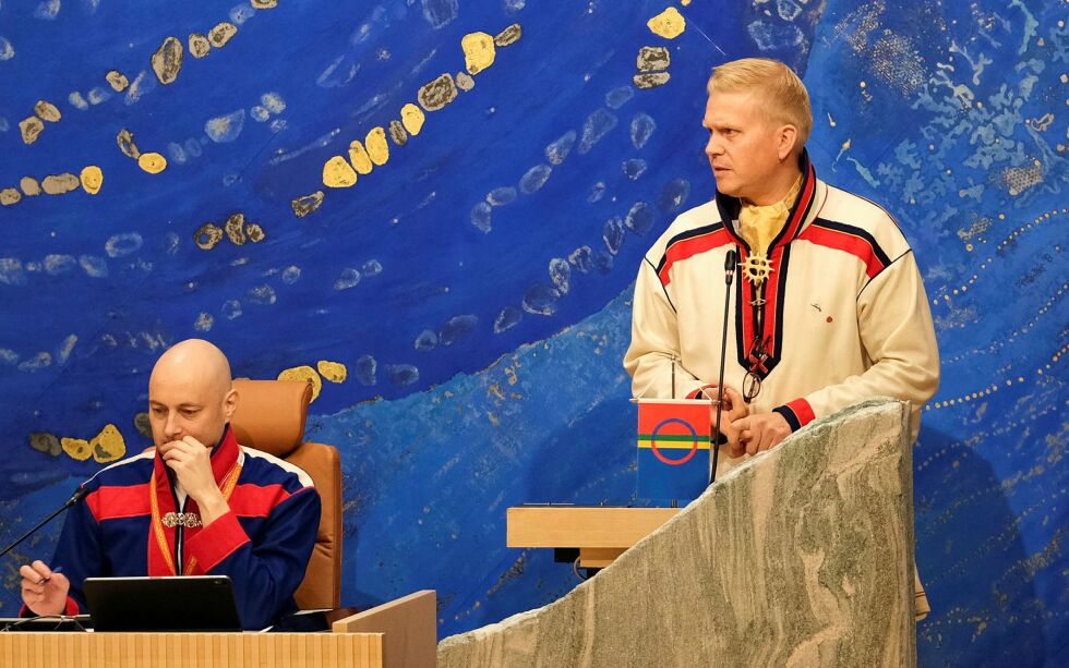 Bargiidbellodats gruppeleder Ronny Wilhelmsen på talerstolen mens plenumsleder Tom Sottinen styrer møtet.
 Foto: Bargiidbellodat