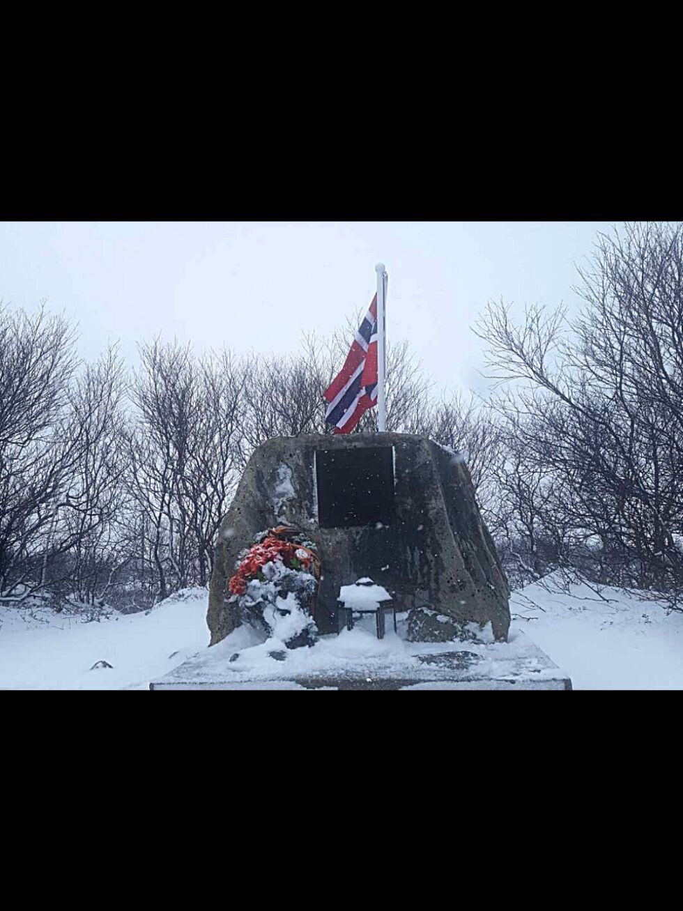 Det ble lagt ned blomster og heist flagg på Partisanmonumentet utenfor Kirkenes i forrige uke. Foto: Privat