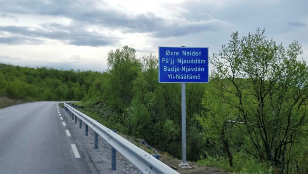 Endelig skoltesamisk skilting