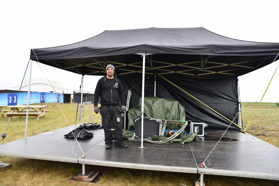 John Henrik Guttorm fra Varanger lyd tar sikkerheten under opprigg på alvor. Det strie regnet på tirsdag lå vannrett inn på trailerscenen da oppriggen startet og arbeidet ble derfor noe forsinket da det gikk utover sikkerheten til mannskapene. Men forsinkelsen er ikke verre enn at lydfirmaet skal ha scenen klar og ha lyd i anlegget iløpet av onsdagen, forteller han.
Foto: Bjørn Arne Johansen