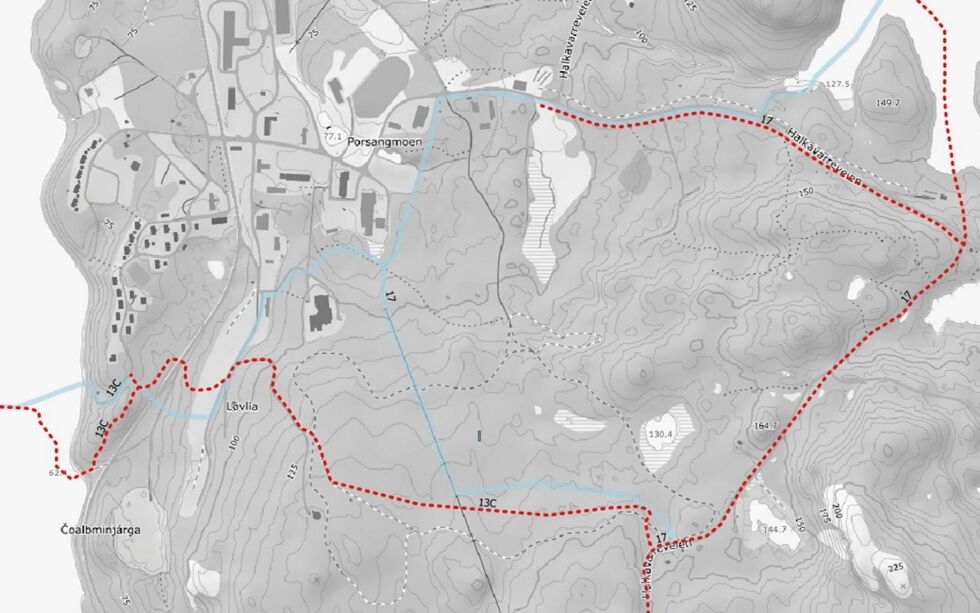 Forslag til endret løype i rød farge. Trasen som ble foreslått i den første høringsrunden er merket med blå farge.