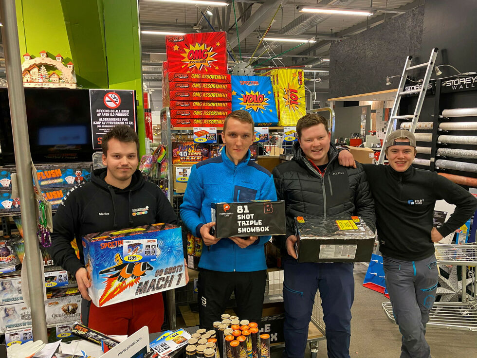 Ekspeditør Marius Mikkelsen (til venstre) solgte godt med raketter til Robin Stegavik, Bertil Heitmann og Håkon Hansen på Fargekilden i Kirkenes onsdag.
 Foto: Hallgeir Henriksen