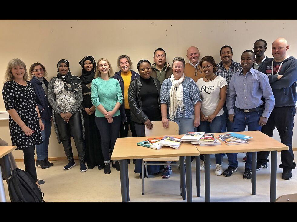 Helse- og oppvekstklassen i Kirkenes er blant flere tilbud til voksne uten vitnemål fra videregående skole. Lærer i klassen er Anette Granlund Haukanes (til venstre). Leder for OPUS på Kirkenes videregående skole, Kjetil Langseth ser vi som nr. 4 fra høyre bakerst. bakerst.
 Foto: Hilde Arvola/finnmark fylkeskommune