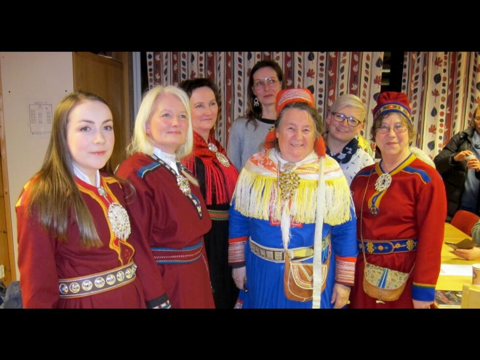 Duodjeinstituhtta arrangerte seminar om Alta-Loppa-Kvænangen-kofta, og Silja Haldorsen, Hilde Søraa, AnneMarie Vars, direktør Inga Hermansen Hætta, Marit Inga Sara Pettersen og Idun Meli sto for kunnskapsformidlingen. Flere har gjort interessante funn på låven. – Let på låven, er oppfordringen.
 Foto: Rita Heitmann