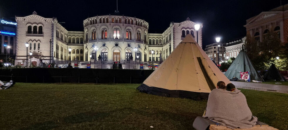 Bildet er fra markeringen utenfor Stortinget, da det 11. oktober 2023 hadde gått to år siden Fosen-dommen falt uten at myndighetene hadde sørget for å stoppe menneskerettsbruddet som dommen hadde fastslått.
 Foto: Steinar Solaas