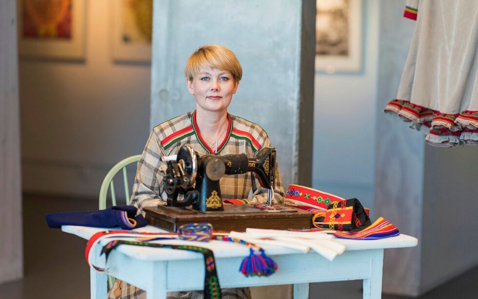 Jorunn Løkvolds arbeider stilles ut på museum, men hun syr for moderne mennesker. – Se, bli inspirert, sier Løkvold om utstillingen «Riebangolli», som betyr kråkesølv. Foto Ørjan Marakatt Bertelsen