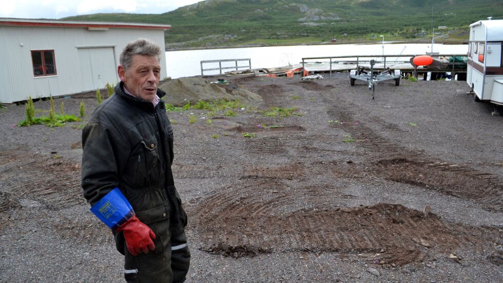 Einar Johansen (Uavhengige) er leder i havneutvalget i Tana kommune og roser tanapolitikerne for å ha bevilget penger til det kommende brukslageret i Torhop havn, som skal ligge rett bak der han står.
 Foto: Tom Hardy