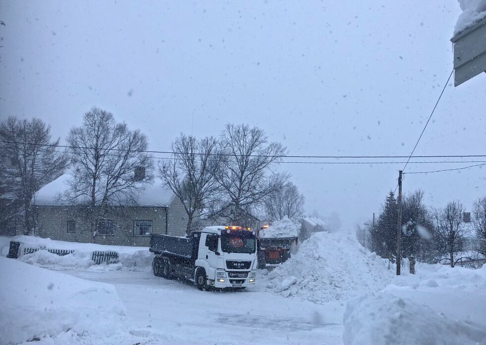 Nå skrapes gatene i Kirkenes for sne, som kjøres til industriområdet mot Prestøya, der den blir deponert.
 Foto: Hallgeir Henriksen