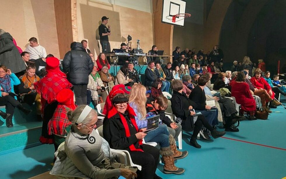 Pub­li­kum sit­ter ben­ket på plast­sto­ler i idretts­hall­en for å over­væ­re den siste fore­still­ing­en til det sam­iske na­sjo­nal­teat­eret i Kar­as­jok. Pub­li­kum­mer og kul­tur­ar­bei­der Amund John­skar­eng har be­kla­get seg over kal­de tri­bu­ner og dår­li­ge fa­si­li­te­ter for tea­te­ret.
 Foto: Privat