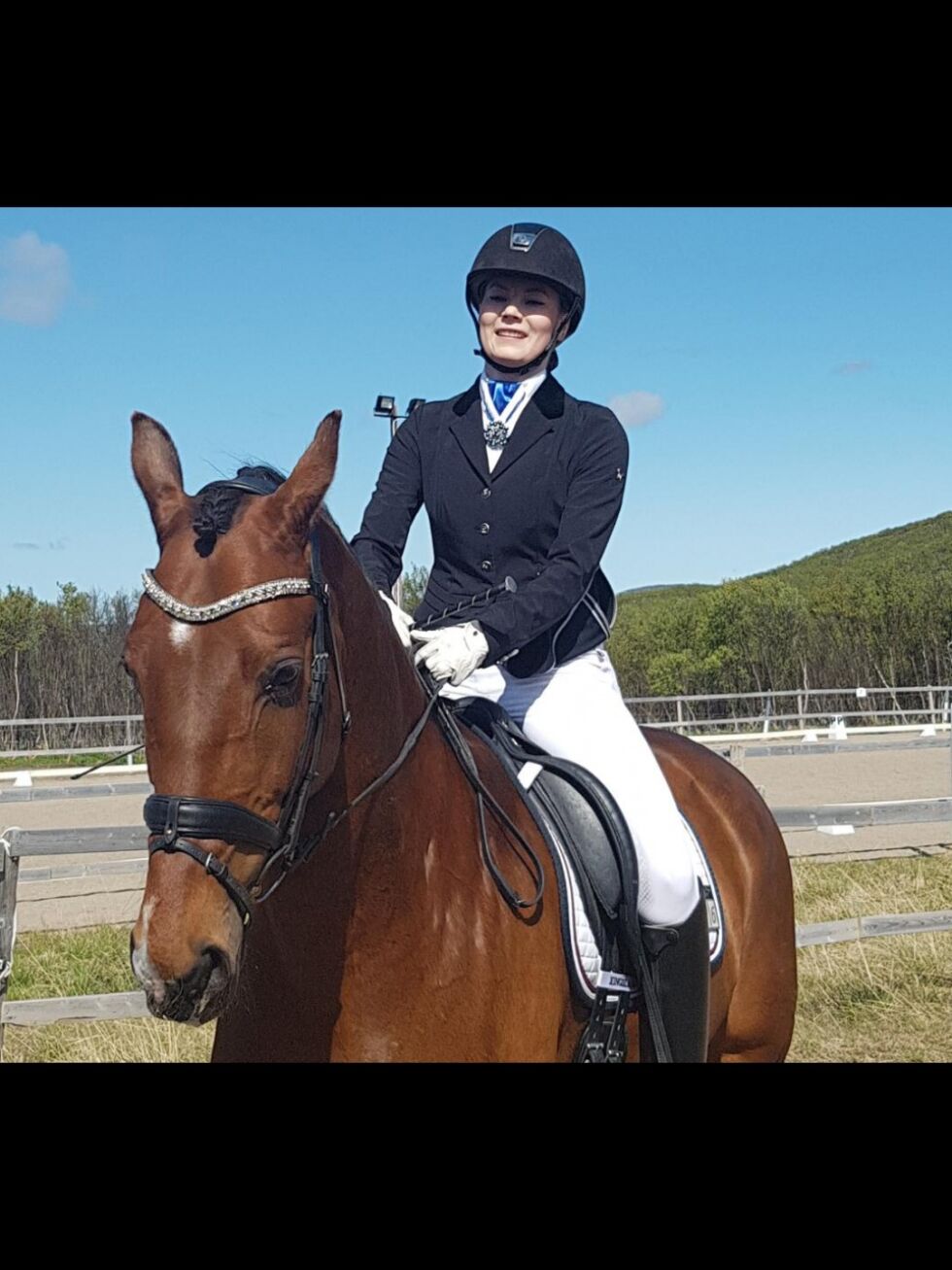 Sammen med sin Tempo drar Julie Joki om kort tid til Østlandet for å konkurrere på dressurstevne.
 Foto: Torbjørn Ittelin