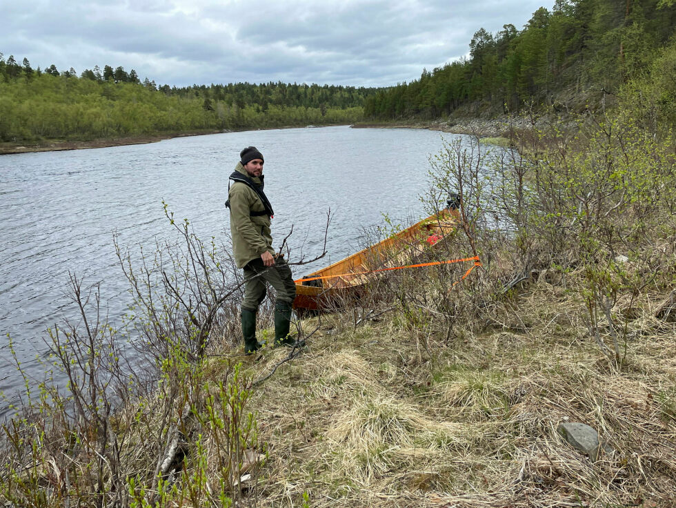 Le­der for Tana­vass­drag­ets fiske­for­valt­ning, Kjell Olav Guttorm, er her foreeviget i øvre deler av elva Karasjohka.
 Foto: Priivat