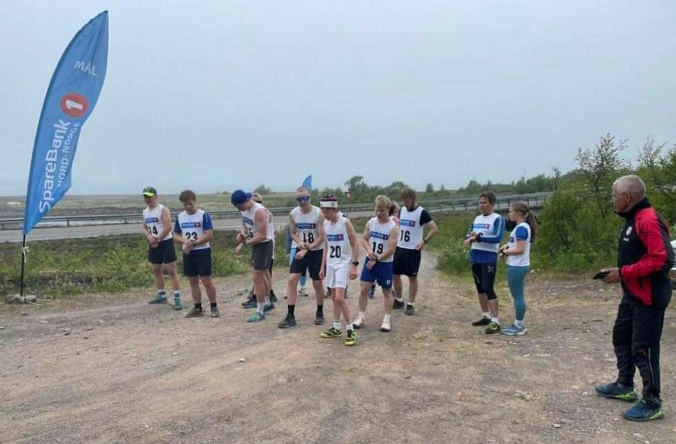 Løpsleder Stein Østmo er her klar for å sendte ut startfeltet på Aldon Opp.
 Foto: Ilar
