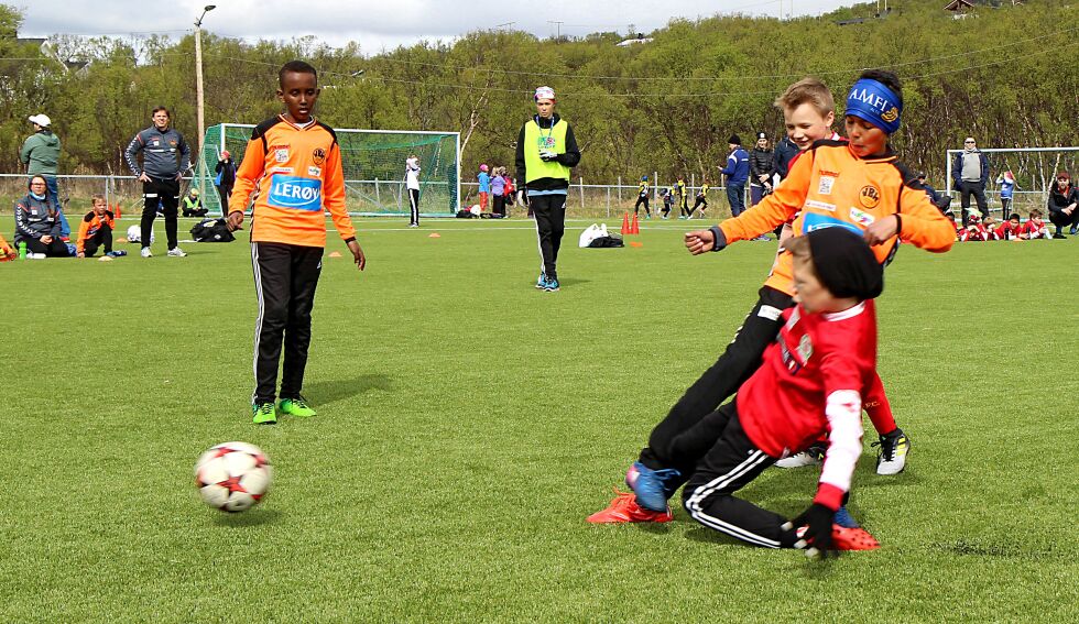 SpareBank1 Nord-Norge håper å få med seg fotballklubber i Nord-Norge i kampen mot spredning av gummigranulat fra fotballbanene.
 Foto: Torbjørn Ittelin