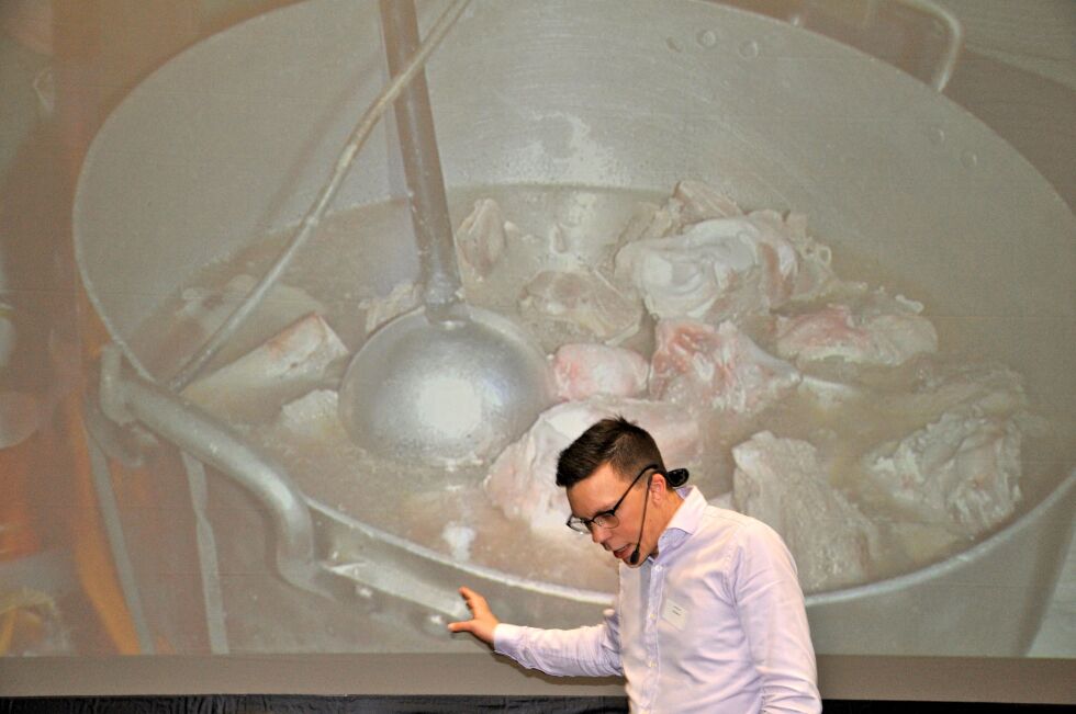 – Gi oss blod, sa reineier og medeier i selskapet Rein Passion, Jan Ivvár Smuk fra Varangerbotn i Nesseby, som var hentet inn til seminaret «Matglede for alle» i Alta, for å fortelle om samisk mat på menyen.
 Foto: Rita Heitmann