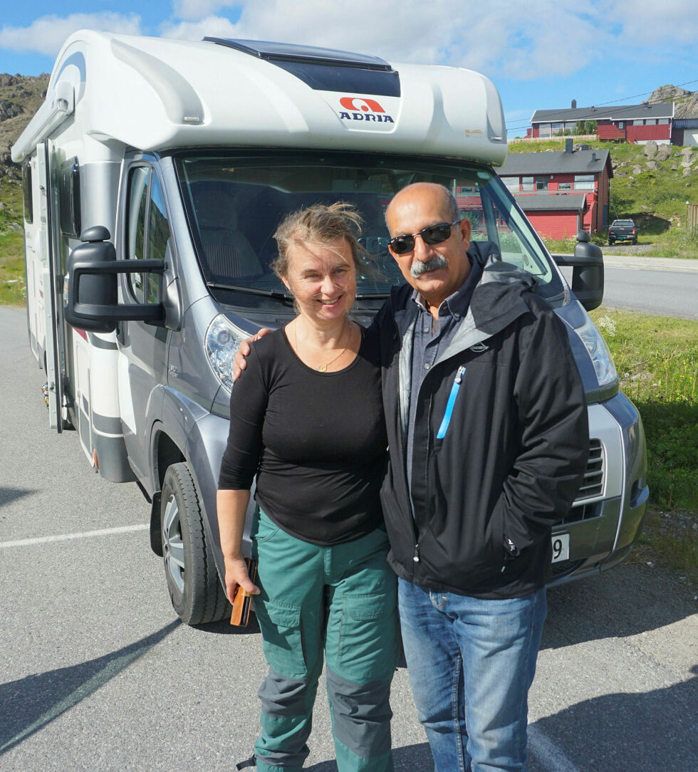 Fereidon Jamshid Nezhad og Eirin Qvam kom med bobil til Magerøya.
 Foto: Geir Johansen