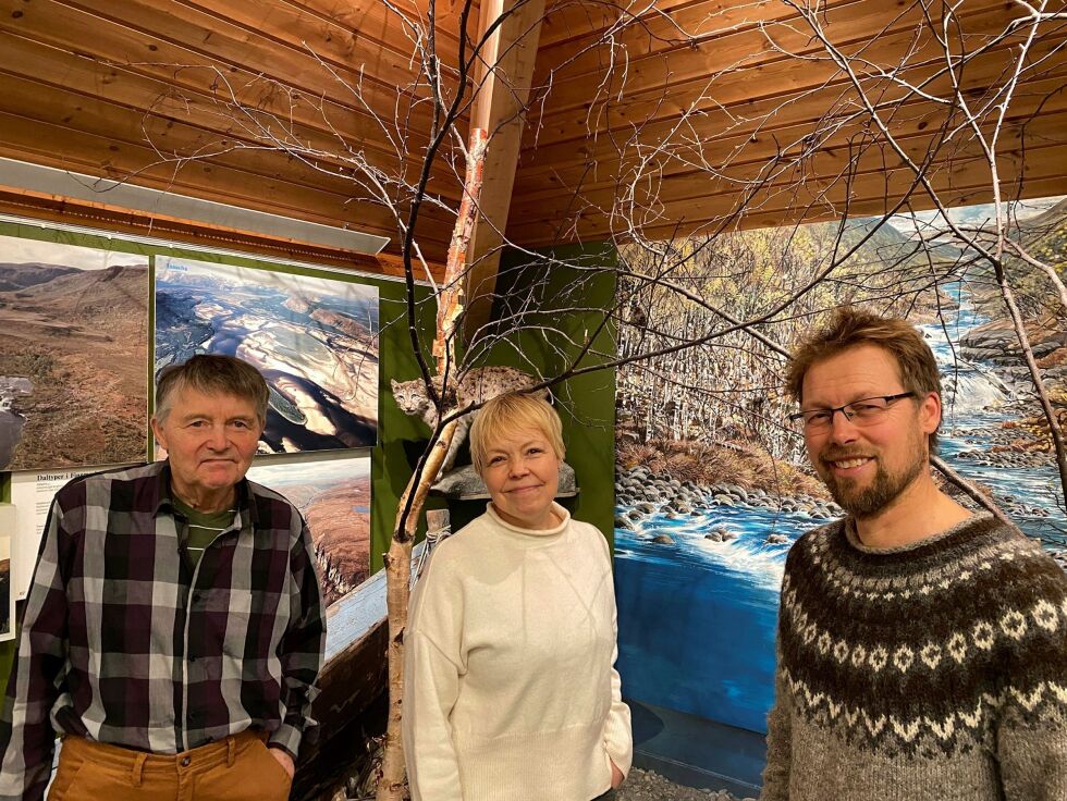 Hartvig Birkely sammen med styreleder Lill-Tove Ottesen og friluftsentusiast Lars Krempig.
 Foto: Roger Albrigtsen