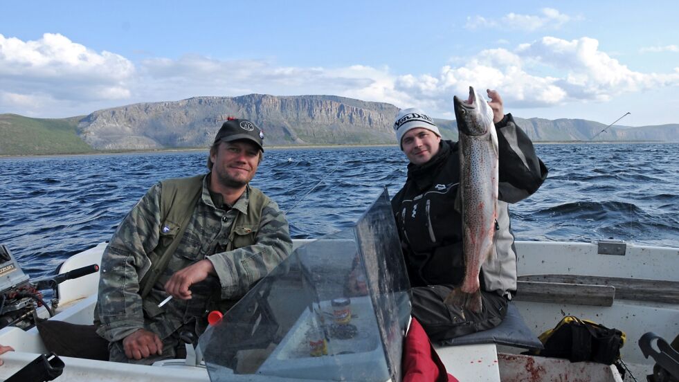 Brødrene Vidar Olsen (til venstre) og Inge Olsen fikk denne flotte sjøørreten i 2015. Da var fiskestart 15. juli, mens de denne sesongen kan starte fisket ettter sjøørret allerede 23. juni.
 Foto: Aslak Ballari