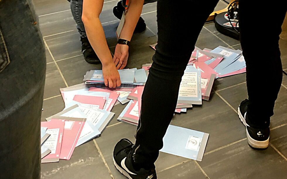 Valgstyrene i kommunene har ansvar for å tømme valgurnene, men fortrinnsvis ikke på gulvet.