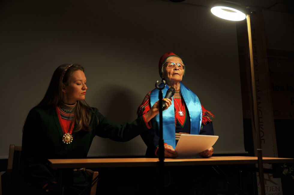 Inga Linnea Mortensson hadde med seg barnebarnet, Marja Helena Fjellheim Mortensson, opp på scenen da hun holdt takketale
 Foto: Erik Brenli