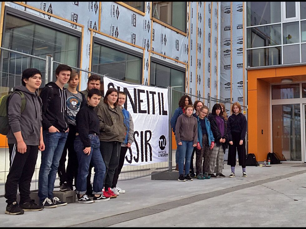 Aksjonen til Natur og Ungdom mot Nussirs gruvedrift var lagt til storefri utenfor Alta videregående skole.
 Foto: Natur og Ungdom