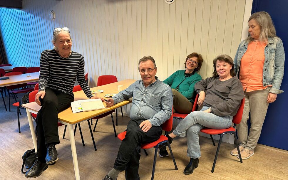 Fra høyre: Berit Alette Anti (stående), Anne Kirsten Anti (grå genser sittende), Karen Berit Sara Nedrejord (sittende i grønt), Amund Johnskareng sittende og Marit Sofie Holmestrand (sittende på bordet).
 Foto: Anders Henriksen