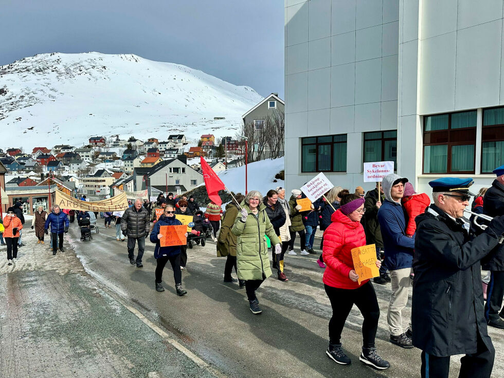 Noen av parolene i 1. mai-toget i Honningsvåg. «Ingen tid å miste. Vi har mista nok. Fagfolket flykter.» «Vi vet dokker ser. Vi vet dokker høre. Ka har dokker tenkt å gjøre.» «Slutt å se på saken. Få finger'n ut av baken.»
 Foto: Jan Olsen