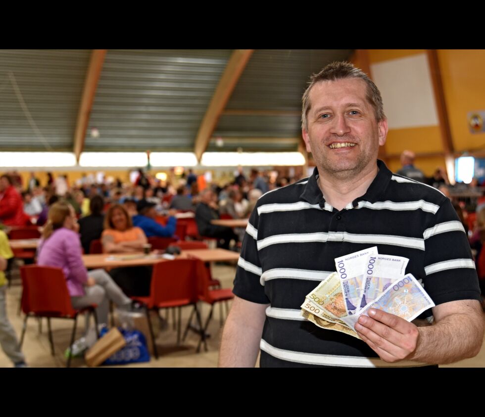 Arne Skare, sogneprest i Porsanger, svarte på fem spørsmål i messe-jackpoten under Storhallmessa og vant fem tusen kroner.
 Foto: Svein Sjøveian