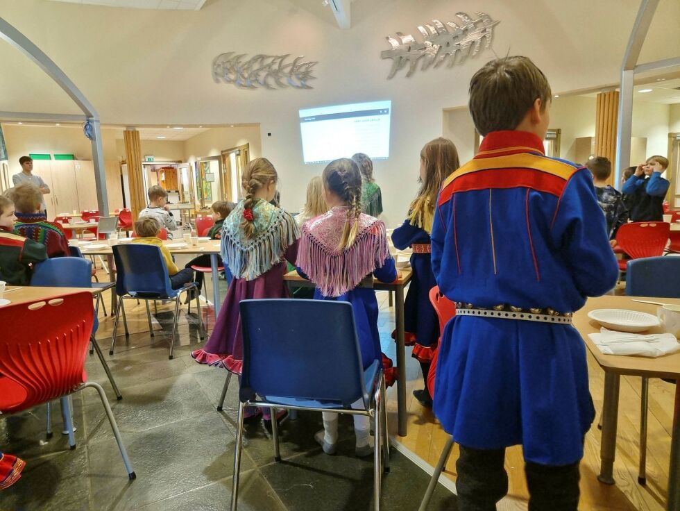 Før festmåltidet ble det allsang på Deanu sámeskuvla.
 Foto: Deanu Sámeskuvla