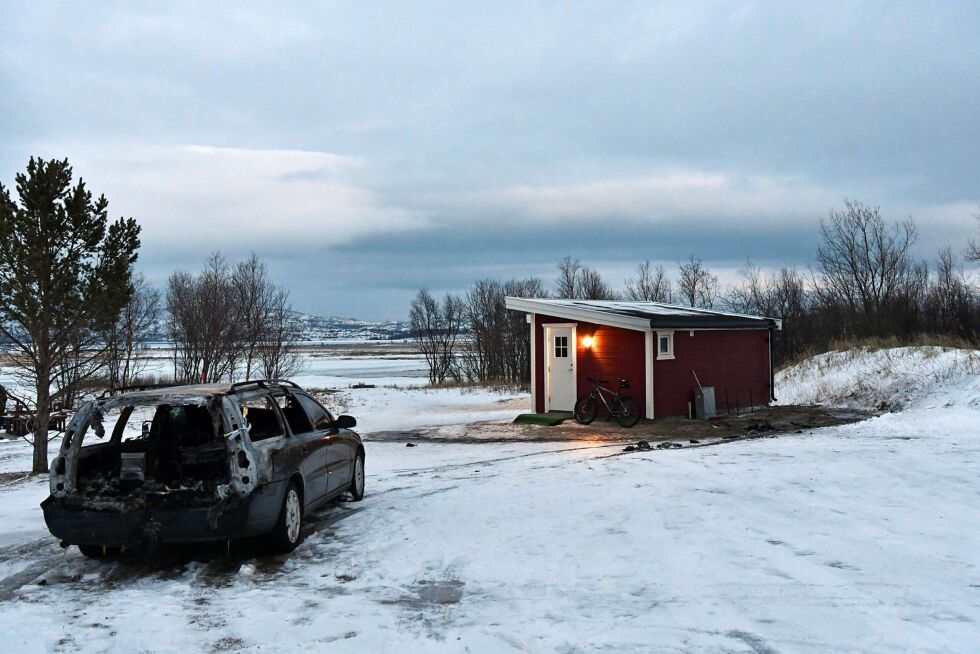 Tirs­dag mor­gen, 29. de­sem­ber, var det bil­brann på Fjord­ut­sik­ten i Laks­elv.
 Foto: Irene Andersen