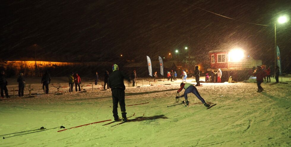 Det var til tider dårlig sikt i snebygene for lassokasterne på Ilars skistadion.
 Foto: Charles Petterson