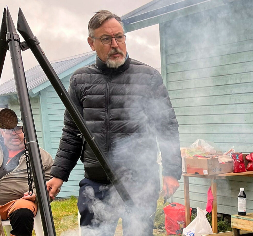 Svein O. Leiros er daglig leder ved Senter for nordlige folk. Her står han utenfor Marj-Inger-huset.
 Foto: Elin Wersland