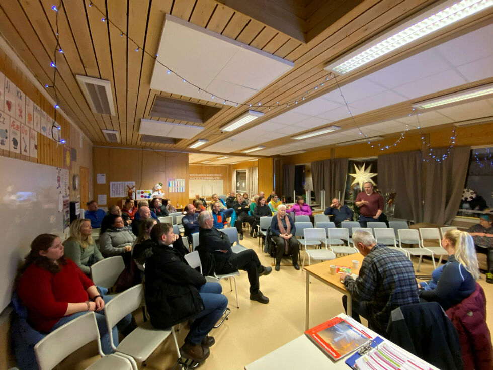 Folk på Jakobsnes har fått medhold fra kommuneadvokaten i påstanden om mangelfull saksbehandling, og håper at ny behandling vil kunne bevare skolen. Illustrasjonsbilde fra et folkemøte.
 Foto: Hallgeir Henriksen