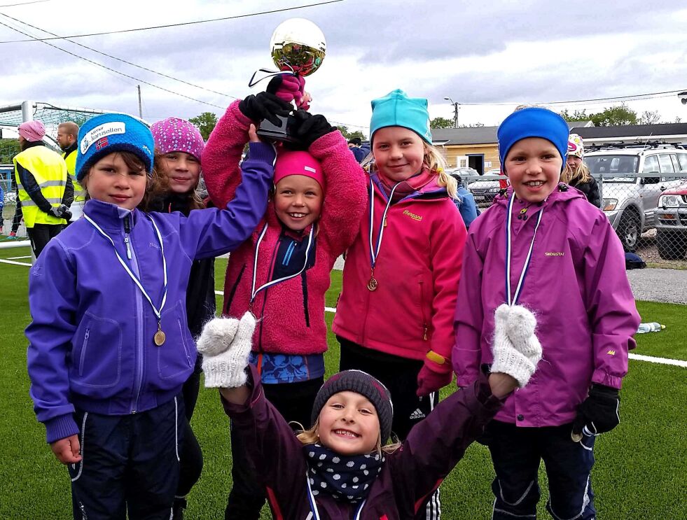 Hesseng IL sine myggjenter kunne ta med seg den gjeve fair play-pokalen hjem til Sør-Varanger.
 Foto: Torbjørn Ittelin