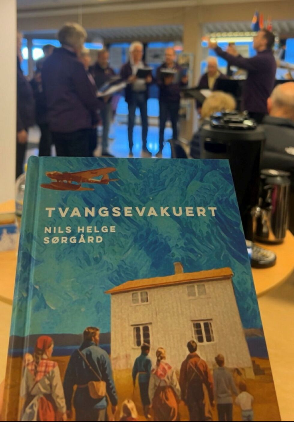 Presentasjon av boka på biblioteket der «Farvel Finnmark» ble sunget av koret.
 Foto: Lisa Wilhelmsen Vidal