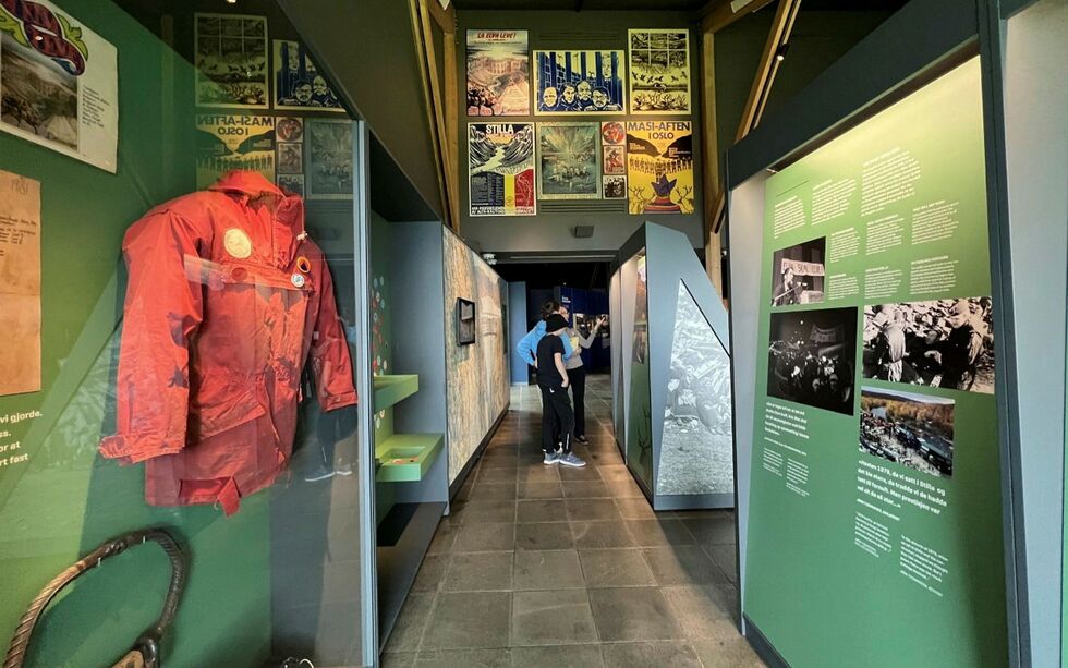 Alta museum åpnet den nye, per­ma­nente, ut­still­ing­en for pub­li­kum nå i sommer. Den viser temaer fra Altas his­to­rie og samtid, med et mål om å vise hvor­dan de lokale res­sur­ser legger grunn­lag for virk­som­het og iden­ti­tet. Pub­li­kum får se kjente his­to­riske epoker og hend­el­ser, som kon­flik­ten rundt ut­bygg­ing­en av Alta­elva.
 Foto: Kristin Nicolaysen, Alta museum