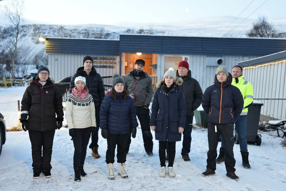 Flere foreldre ved Ájanas barnehage kritiserer prosessen til kommunen og etterlyser informasjon. På bildet: Lill Marlén Nikolaisen, Tone Merete Orti, Glenn Evertsen, Ine Larsen, Torbjørn Olsen, Terese Larsen, Sigbjørn Sarre, Tor-Erling Larsen og Jan Kristian Fjelde.
 Foto: Kristin Humstad