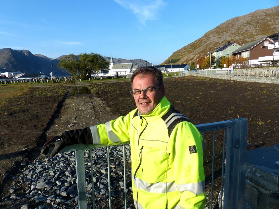 Arbeidet med å få utvidet kirkegården i Honningsvåg er nå på det nærmeste avsluttet. Dette er et av de største kommunale investeringsprosjektene i Nordkapp de siste årene. I tilknytning til den nye kirkegården er det oppført nytt bygg for vedlikehold og beredskap, og nye maskiner for arbeid på kirkegården er kjøpt inn. På bildet vaktmester og graver Jan Eivind Kristiansen.
 Foto: Geir Johansen